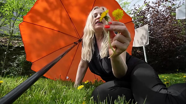 Abuela cachonda se masturba con dildo al aire libre