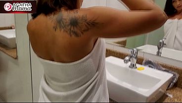 Agatha Mama en la bañera: toalla corta, calcinha perdida y mi coño ardiendo