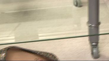 Alyssa Reece se reta a sí misma con un dildo en el sofá