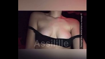Assilille descubre lo que su cuerpo esconde en el espejo