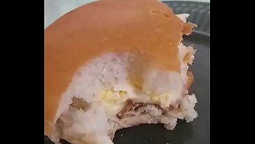 Burguer hamburguesa de tetas grandes se llena de leche