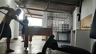Carmona engaña a hetero en juego de billar sin ropa
