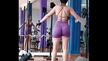 Chica del gimnasio se deja follar entre máquinas