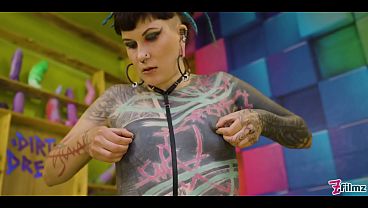 Chica gótica tatuada descubre polla enorme en mamada pov