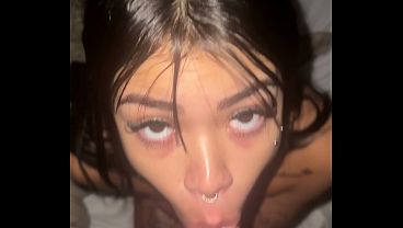 Chica universitaria traga polla y se moja entera con su novio