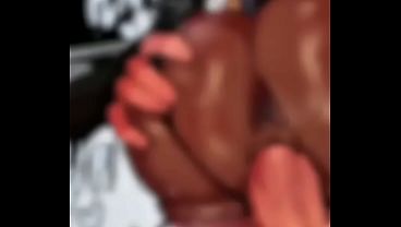 Chiquilla negra te reta a no dejarla chupar tu polla