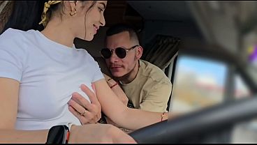 Clienta de uber me chupó la polla en el asiento