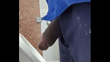 Colega de trabajo me pone cachondo en plena oficina