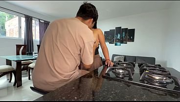 Compañero de cuarto me empotra duro en la cocina