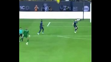 Cristiano Ronaldo se chupa una polla enorme con sus tetas gigantes