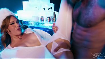 Crystal Thayer gime mientras la llenan de leche en un bar oscuro