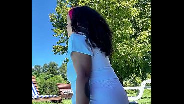 Culona latina gime al sol mientras se escapa un pedo