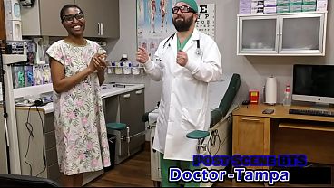 Daisy Mynx sufre un examen médico muy íntimo con el doctor Tampa