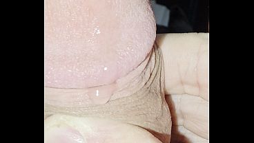 Dgagginz juguetea con su polla y lame su pre semen