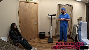 Doctor Tampa le examina los pies y más a la inocente Ronnie Violet