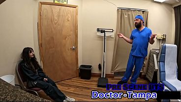 Doctor Tampa le revisa el coño y el culo a Ronnie Violet