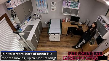 Doctor Tampa le revisa el culo a Selena Sativa con un dildo enorme