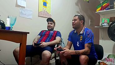 Dos osos bien calientes se empotran en un juego de video