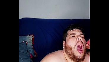 Dos repartidores le dan duro al gordito en una dobladinha salvaje