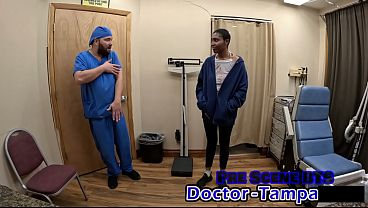 Dr. Tampa domina a Daisy en su primer examen médico humillante