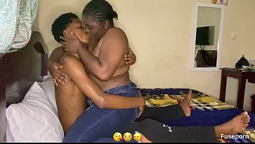 Emmie cabalga una polla negra enorme y se ahoga con saliva