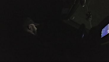En el coche me la meneo bien cachonda