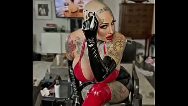 Esclava tatuada gime mientras su amo la domina en latex