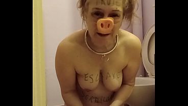 Esclave Françoise se humilla con un dildo y meadas en el baño
