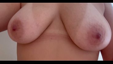 Esposa de tetas grandes se exhibe para el vecino