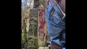Exhibicionista se corre en el baño público del parque