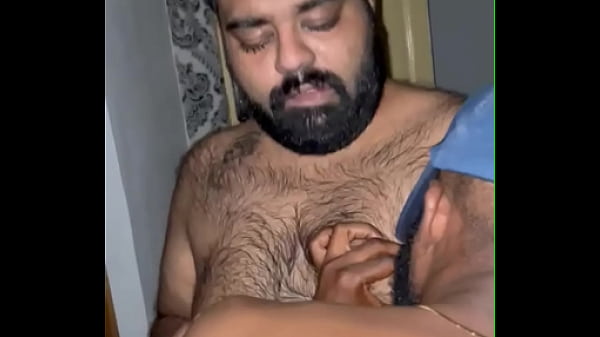 Fag Navid chupa una polla negra enorme con riesgo de pillarlos