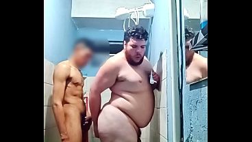 Fernando Devil se ensaña con el culo de un gordinho en el baño de la fiesta