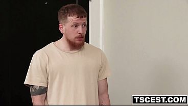 Ftm caliente follando con su novio gay en escena tabú