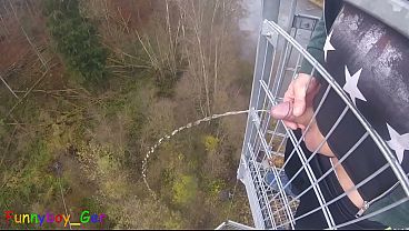 Funnyboy Ger se masturba en una torre pública con polla gorda y bolas hinchadas
