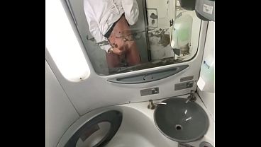 Gay chupando polla en el baño del bus urbano