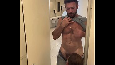 Hariel Dias se deja empotrar en el baño público con polla gruesa