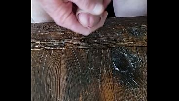 Hombre se corre con su polla masturbándose fuerte
