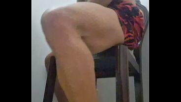 Hotsportfitboy se masturba con su polla enorme en una silla