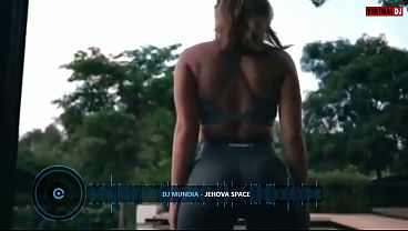 Joven baila twerk sensual con polla dura
