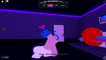 Joven gamer se excita jugando Roblox en el condominio