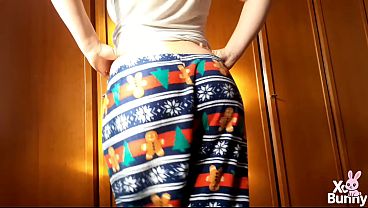 Joven putita se pasea en pijama y suelta pedos calientes