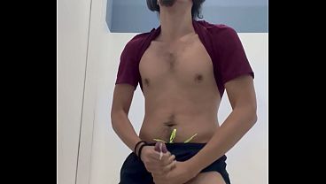 Joven se masturba duro en el baño del curso