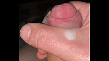 Joven solo se corre grueso chorro en su cama
