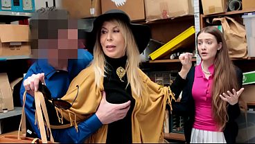 La abuela y la teen pilladas follando por el guardia de seguridad