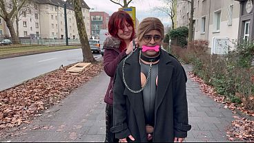 La diosa Elena humilla a su sumiso en público con su verga de sissy