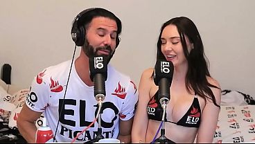 La modelo se corre gritando con una verga gigante