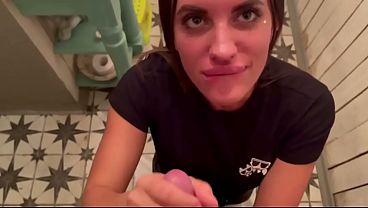 La venganza de Regeshf: mamada furiosa en el baño de un restaurante