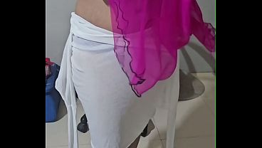 Latina cachonda se quita la ropa despacio