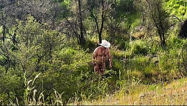 Latino musculoso empotra a pasivo en la parada del bus