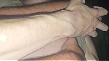 Maricón magrinho gritando con una polla enorme en el gloryhole